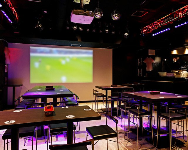 B ONE 銀座の大型スクリーンのあるメインフロア
