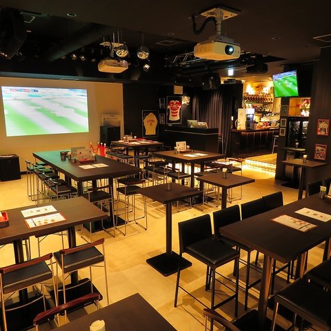テーブルを並べた貸切フロア