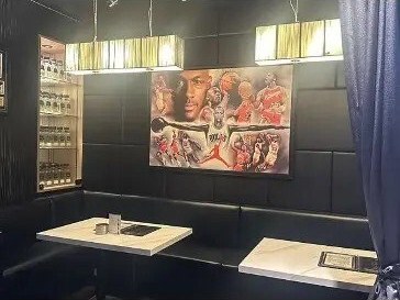スポーツアートを飾ったソファ席