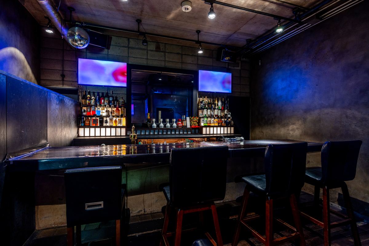 BAR RIVAI 西麻布の青い光に包まれたバーカウンター